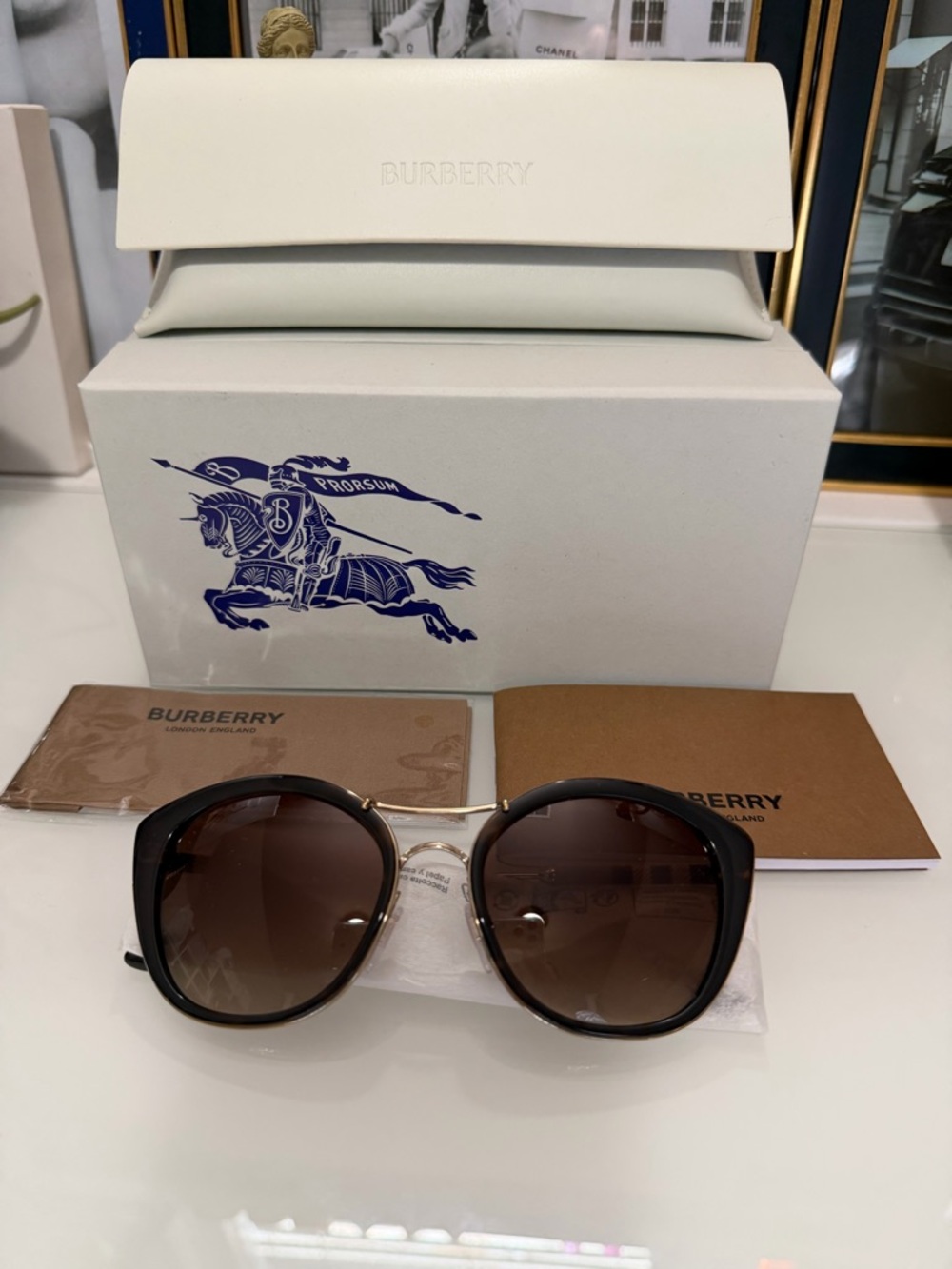NWT Authentic Burberry brown Sunglasses with the original packaging and COA ❤️🤎